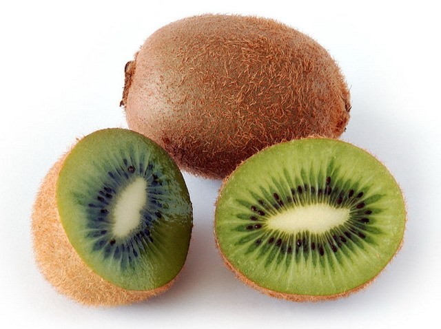 2. Kiwi: Axit hữu cơ có trong qủa kiwi sẽ làm tăng khả năng bảo vệ của cơ thể tránh được sự xâm nhập của nhiều loại virut, vi khuẩn và một số bệnh truyền nhiễm, nhiễm trùng khác nhau. Ăn kiwi trong khi bị cảm lạnh hoặc cúm sẽ giúp bạn bình phục nhanh hơn.